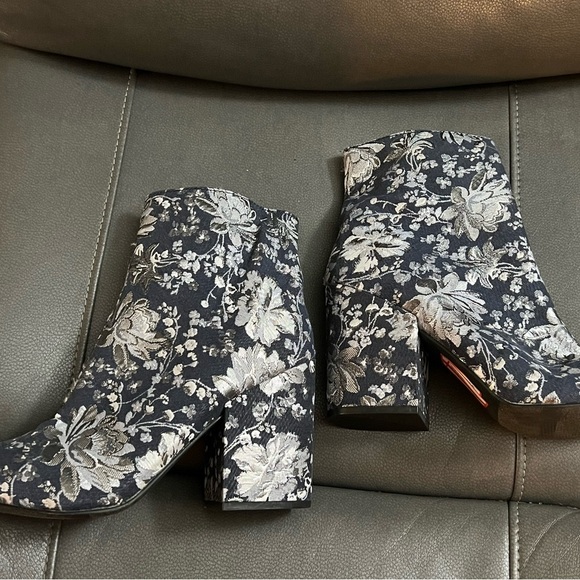 Stunning Blue‎ and Silver Booties - Picture 2 of 7